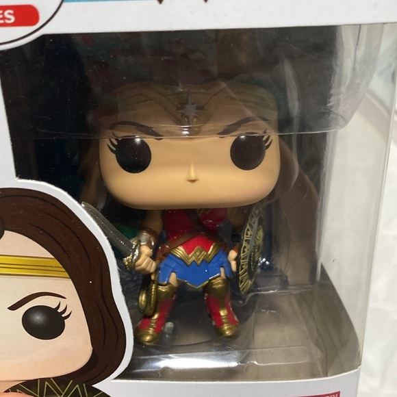 Wonder Woman Funko Pop - Picture 2 of 6
